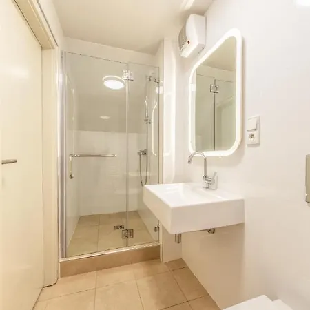 Modern Apartment Charvatova Praha Exteriér fotografie